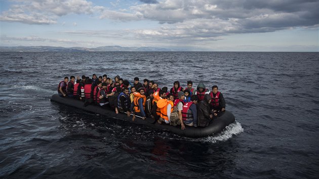 Uprchlci ped vylodnm na eckm ostrov Lesbos (26. jna 2015)
