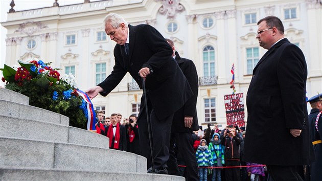 Prezident Zeman poloil k soe Tomáe Garrigua Masaryka na Hradanském námstí...