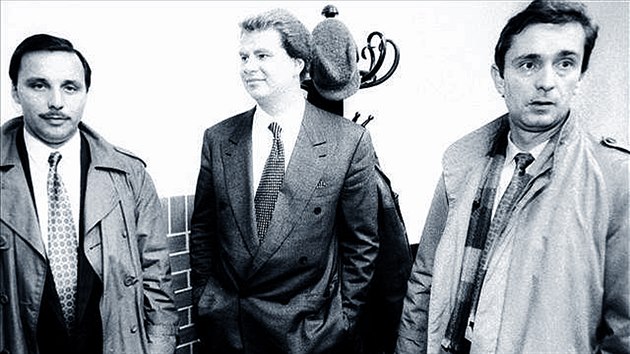 Viktor Koen u plzeskho soudu s agentem Wallisem v roce 1994