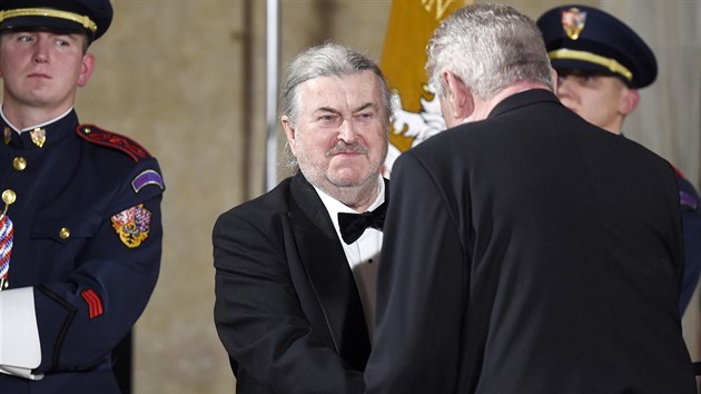 Prezident Milo Zeman vyznamenal zpvka, herce a male Frantika Ringo echa medail za zsluhy o stt v oblasti umn. (28. jna 2015)