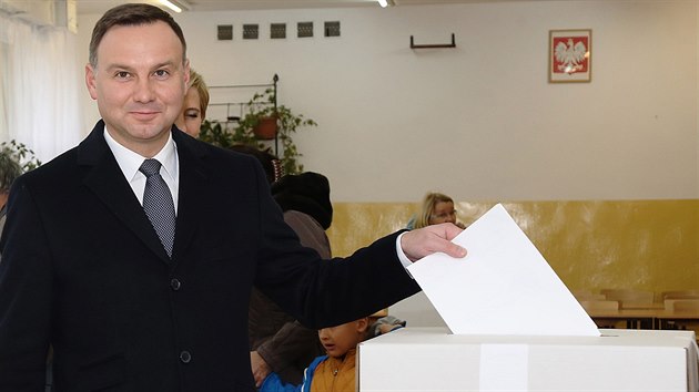 Polsk prezident Andrzej Duda volil v Krakov (25. jna 2015).