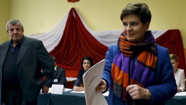 Kandidtka opozin strany PiS na premirsk post Beata Szydlov dorazila k volbm se svm muem (25. jna 2015).