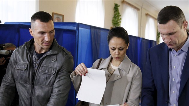 Zprava: Starosta Kyjeva Vitalij Kliko, jeho ena Natalia a  jeho bratr Vladimir, ampion v tk vze, hlasovali spolen v Kyjev (25. jna 2015).