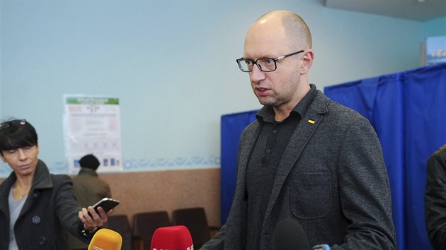 Premir Jaceuk po odvolen odpovdal novinm (25. jna 2015).