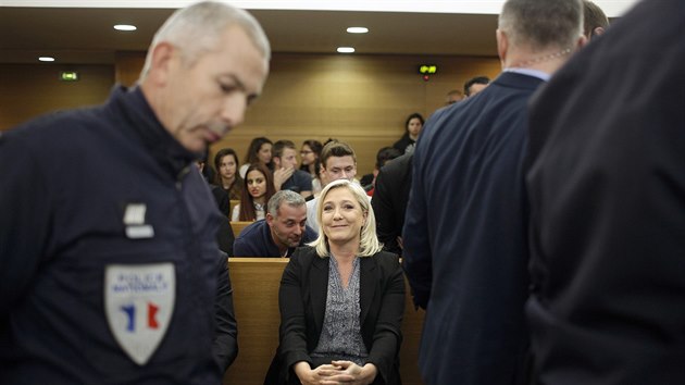 Francie soud politiku Marine Le Penovou kvli pirovnn muslimskch modlitebnk v ulicch k okupaci. Toho se mla dopustit v roce 2010. (20. jna 2015)