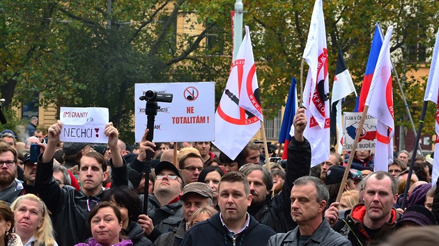 Demonstrace proti imigraci na námstí Míru.