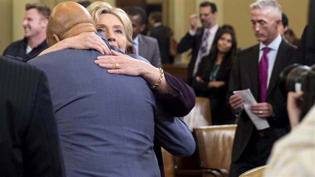 Hillary Clintonov vypovdala ped  vborem Snmovny reprezentant o toku na americk konzult v libyjskm Benghz (23. jna 2013).