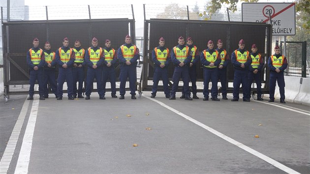 Maart policist ste hranici mezi Srbskem a Maarskem Roszke (22. jna 2015).