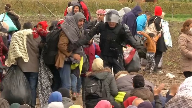 Chorvatt policist nezvldaj uprchlky na hranici se Srbskem.