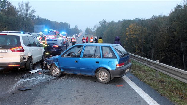 Na silnici slo 48 nedaleko Novho Jina bouralo kvli rezerv vypadl z kamionu sedm aut.