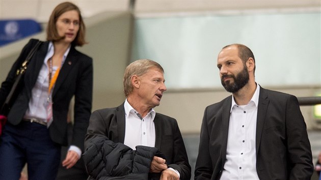 Zdenk asný (vlevo) ped pohárovým zápasem na Schalke. Spolenost na tribun,...
