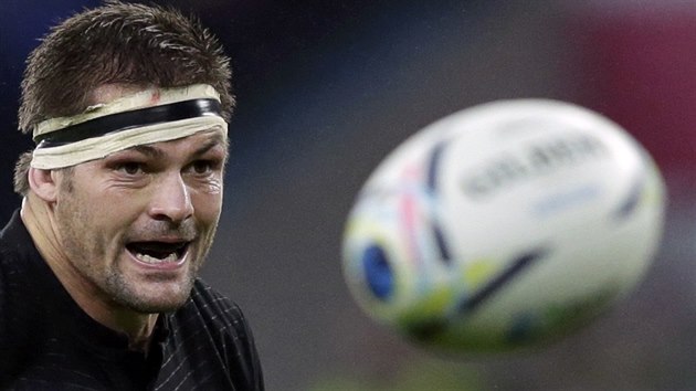 Kapitán novozélandských ragbist Richie McCaw bhem semifinále mistrovství...