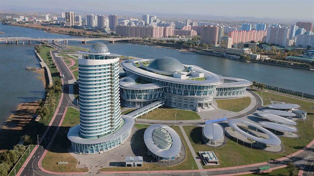 Severokorejsk vlda v KLDR slavnostn otevela nov centrum vzkumu a technologi. Podvat se piel i Kim ong-un (jen 2015)