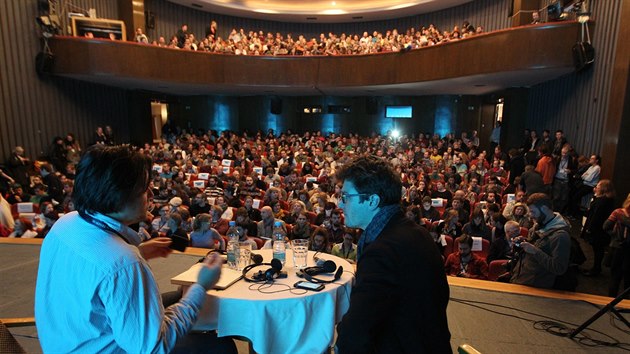 Diskuse pomoc videokonference s Julianem Assangem v rmci mezinrodnho festivalu dokumentrnch film v Jihlav zcela zaplnila kinosl.