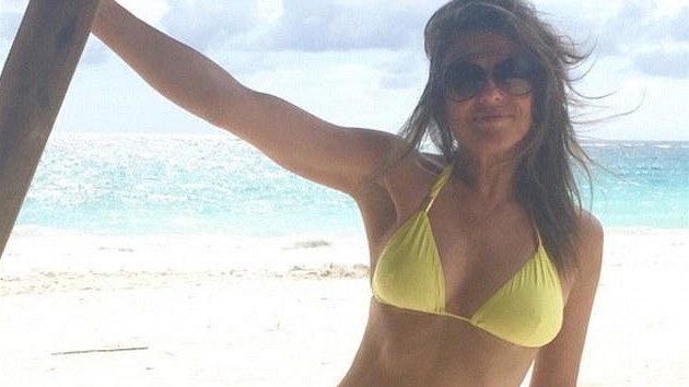 Elizabeth Hurley se me i po padestce pochlubit thlou postavou v bikinch.