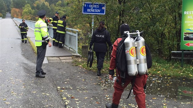 idi se na Slapech ztil ze srzu a spadl do Vltavy (21.10.2015).