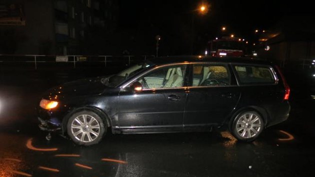 idi sktru v Kladn nerespektoval erven svtlo na semaforu a narazil do projdjcho auta (20.10.2015).