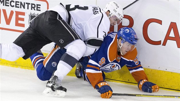 Brayden McNabb z Los Angeles atakuje Connora McDavida z Edmontonu.