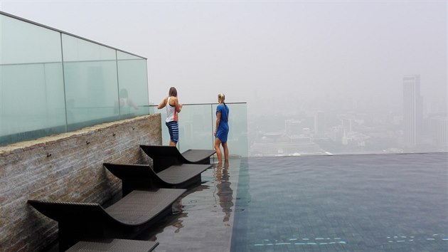 Lucie Hradeck a Andrea Hlavkov u hotelovho baznu bhem Turnaje mistry v Singapuru.
