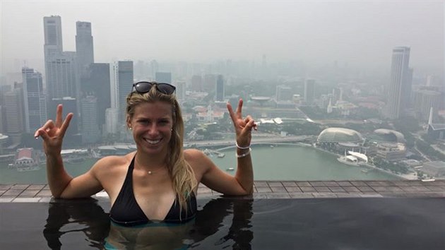 Andrea Hlavkov v baznu na stee hotelu Marina Bay Sands.