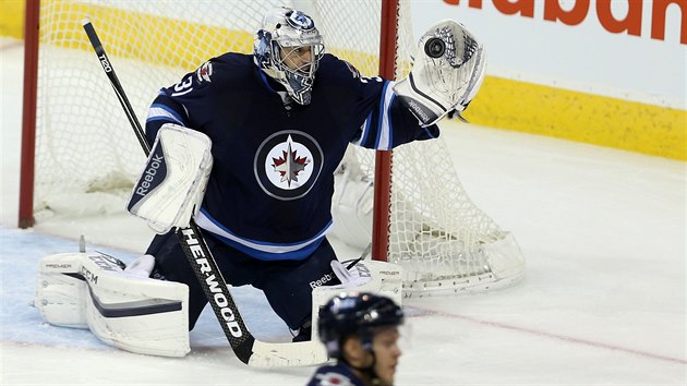 Brank Winnipegu Ondej Pavelec si pipisuje spn zkrok.