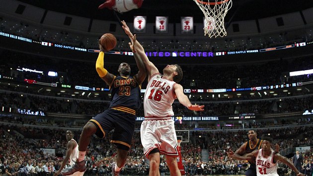 LeBron James z Clevelandu pi stelb, brn ho Pau Gasol z Chicaga.