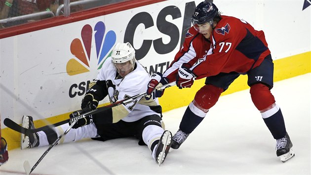 Jevgenij Malkin z Pittsburghu se i vsed pokou kontrolovat kotou, kter mu chce vyfouknout T.J. Oshie z Washingtonu.