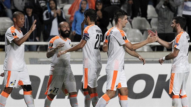 Fotbalist kyperskho APOELu Niksie se raduj po vhe nad eckm Tripolisem.