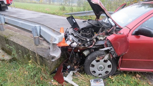 idika na Jesenicku za jzdy podvala pit synovi na zadnm sedadle, vsledkem byl nraz do svodidel v protismru.