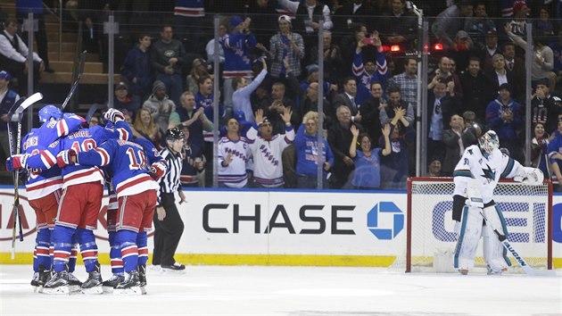 Hokejisté New York Rangers se radují z gólu do sít Martina Jonese ze San Jose.