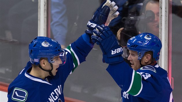 Radim Vrbata (vlevo) a Henrik Sedin slaví gól Vancouveru.