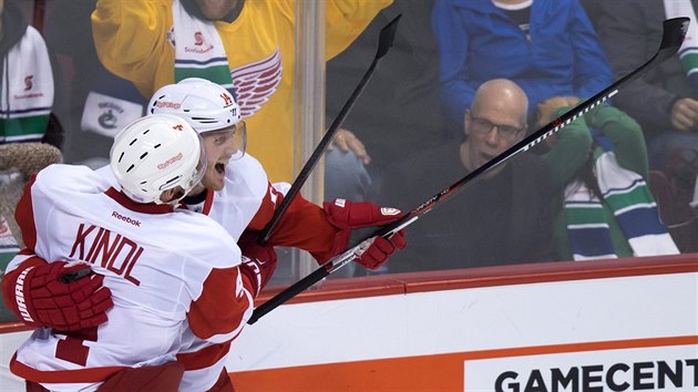 Jakub Kindl a Gustav Nyquist oslavuj trefu Detroitu.