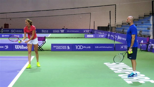 Petra Kvitov piluje servis v djiti tenisovho Turnaje mistry, dohl trenr David Kotyza.