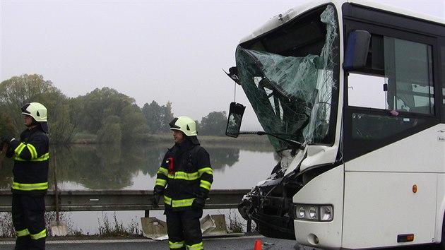 Nehoda autobusu a kamionu u Holohlav na Hradecku (22.10.2015).