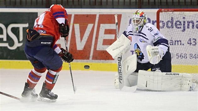 Kladensk brank Luk Mensator zasahuje v duelu s Teb.