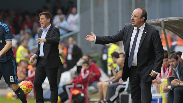 Kou Realu Madrid Rafael Bentez (vpravo) udl pokyny.
