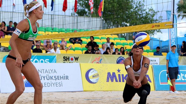 V AKCI. Plov volejbalistka Markta Slukov (vlevo) na turnaji Svtovho okruhu v Antalyi