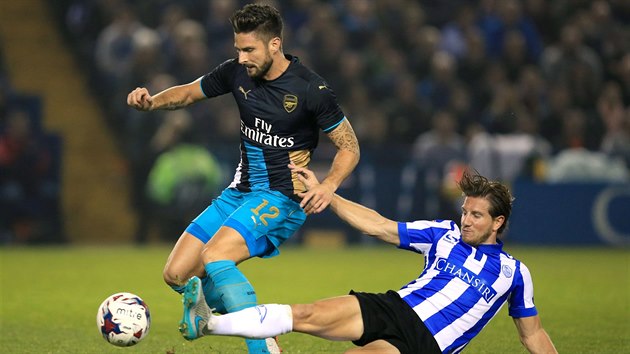 Olivier Giroud z Arsenalu (vlevo) a Sam Hutchinson z Sheffieldu v souboji