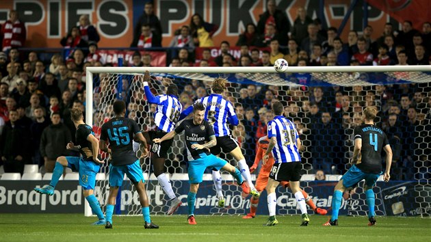 Lucas Joao ze Sheffieldu (tet zleva) skruje proti Arsenalu.