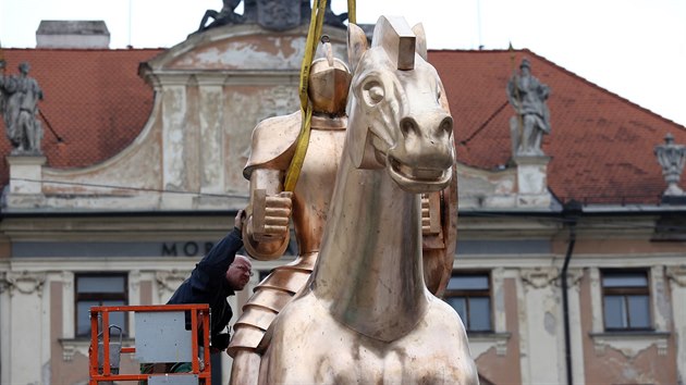 Nepomrn dlouh nohy kon zvolil socha Jaroslav Rna proto, aby se socha neztratila mezi vraznmi stavbami Moravskho nmst. (jen 2015)