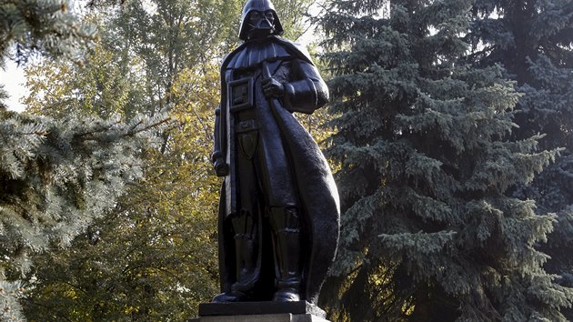 Sochu Lenina pobl tovrny v ukrajinsk Odse petvoil vtvarnk Milov na pamtnk Dartha Vadera (23. jna 2015).
