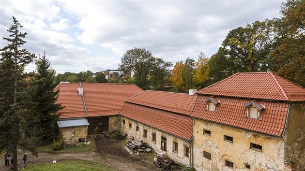 Pohled na st usedlosti Mazanka. Ti budovy tvo stodola, stje a spka. 