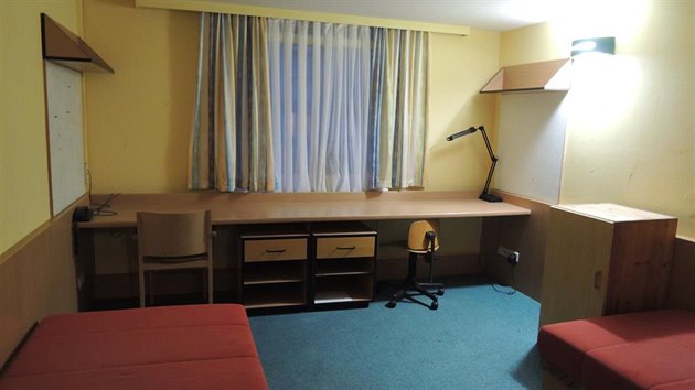 Ná pokoj ml 20 metr tvereních, dv postele a jeden dlouhý psací stl.