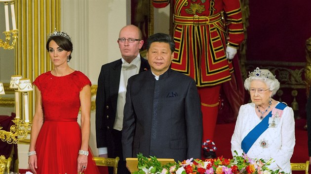 Vvodkyn z Cambridge Kate, nsk prezident Si in-pching a britsk krlovna Albta II. na slavnostnm banketu v Buckinghamskm palci (Londn, 20. jna 2015)