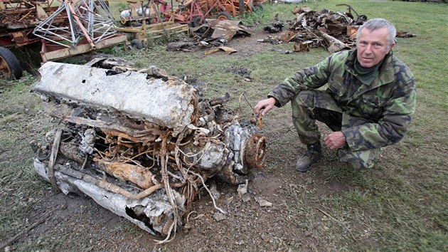 Vyzvednut letounu Il-2 turmovik u Lanhotu na Beclavsku. Na snmku i nlezce Antonn Vensk.