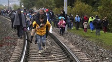 Uprchlíci na slovinsko-rakouské hranici u obce Spielfeld (23. října 2015) Uprchlíci na slovinsko-rakouské hranici u obce Spielfeld (23. října 2015)