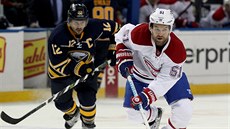 David Desharnais z Montrealu ujídí, pronásleduje ho Brian Gionta z Buffala.