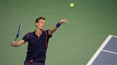 Tomá Berdych podává ve finále turnaje ve Stockholmu.