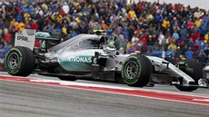 Nico Rosberg projídí zatáku ve Velké cen USA.