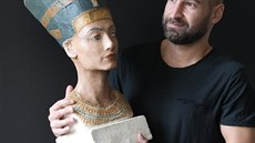 Ján Hertlík s bustou královny Nefertiti